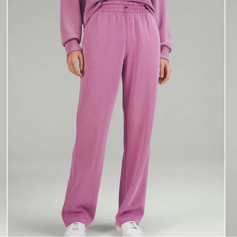 Lululemon Softstreme High-Rise Pant *Full Length
Velvet Dust size 4